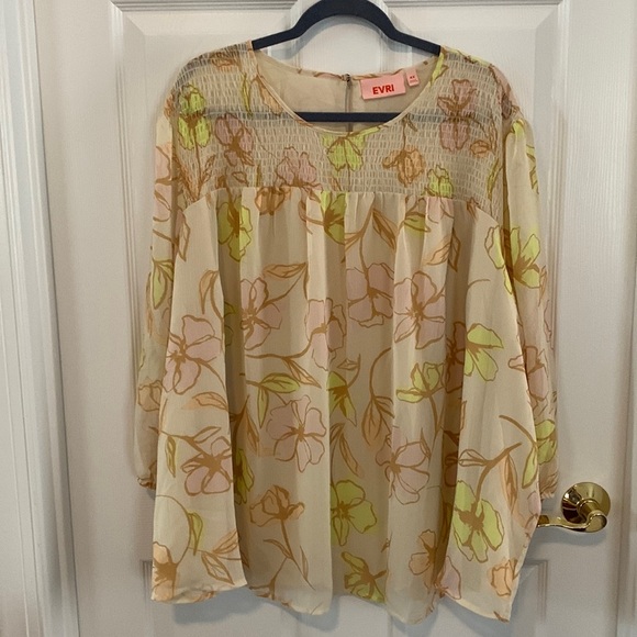 NWT EVRI floral blouse with smocked neckline Plus Size 4X - Picture 1 of 7